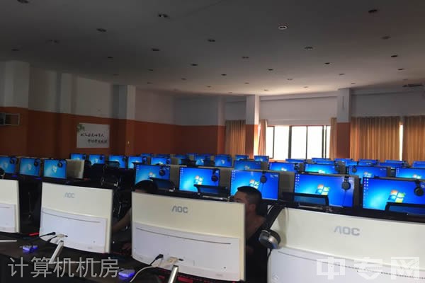 贵州航空工业技师学院白云分校计算机机房
