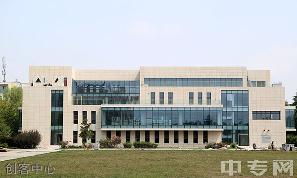 西安培华学院附属职业中等专业学校（长安校区）-创客中心
