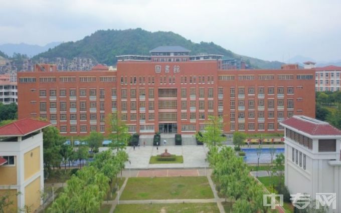 广州南方学院宿舍几人间、学费一年多少？