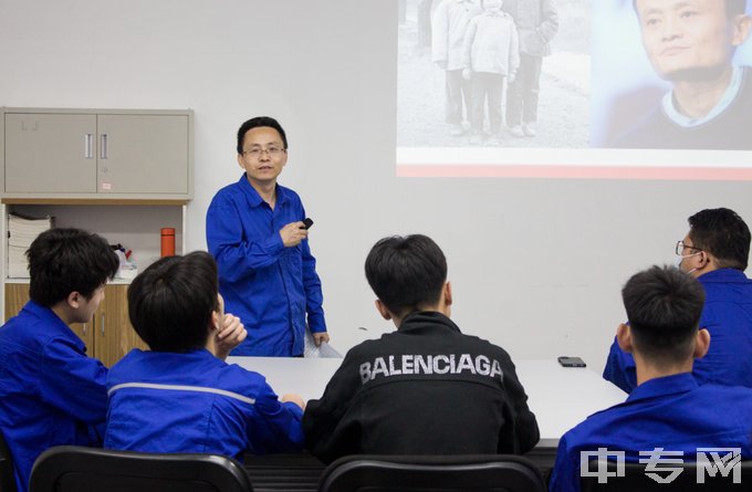 柳州市机械电子工业职业技术学校-学生上课