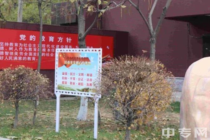 辽阳市第一中等职业技术专业学校-校园草坪