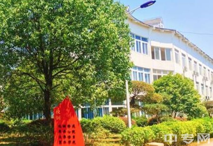 江西枫林涉外经贸职业学院中专五年制-教学楼一侧